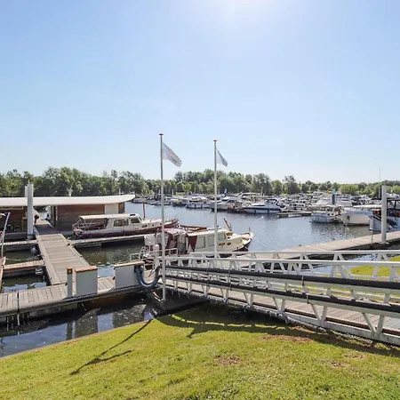 House Boat Tenerife Úszó hotel 5*